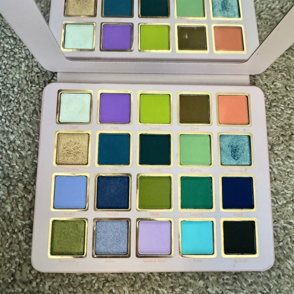 Cosmic Brushes "Serenity" eyeshadow palette